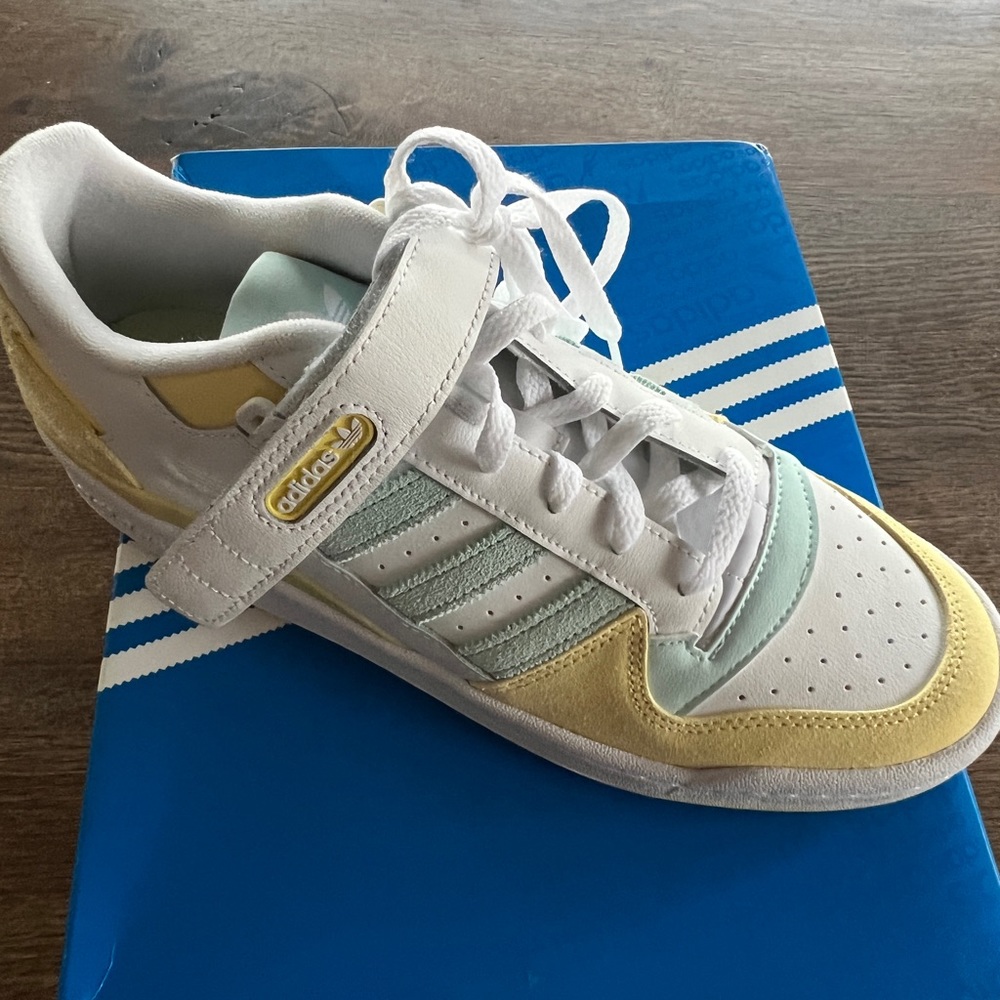 New never worn Adidas Forum Low